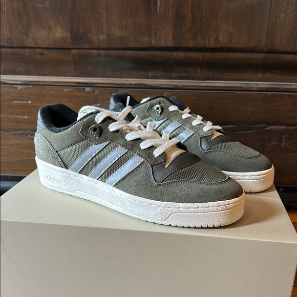 adidas Originals Green and White Sneakers Classic Design - Picture 1 of 7